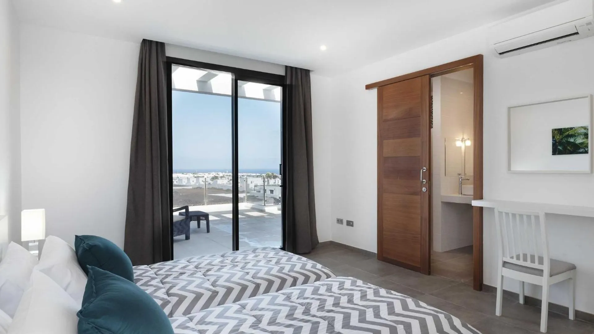 Modern Los Mojones Villa 3 Bedrooms All En-Suite Villa Berniente Great Sea Views Puerto Del Carmen  Puerto del Carmen (Lanzarote)